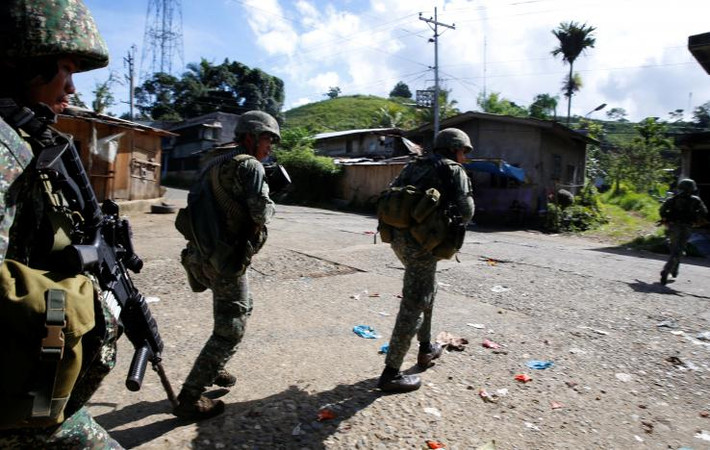 Lính thủy đánh bộ Philippines băng qua một con đường ở thành phố Marawi hôm 29/5.