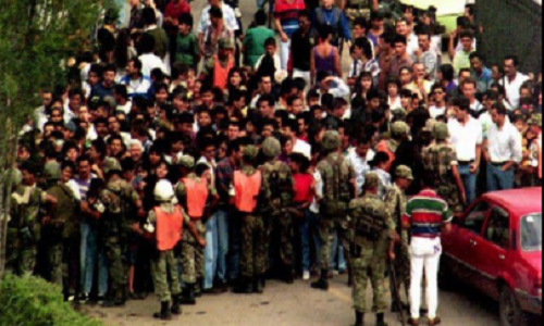 Trùm ma túy Escobar bị bắn chết năm 44 tuổi. Được biết, khoảng 25 nghìn người, trong đó có nhiều dân nghèo Colombia từng nhận được sự hỗ trợ Escobar, đã đến dự đám tang của ông ta ở Medellin. Ảnh: ATI.