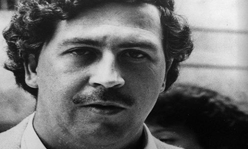 Trước khi buôn bán ma túy, Escobar từng bán bia mộ đánh cắp cho những kẻ buôn lậu và còn tham gia vào đường dây trộm xe hơi. Ảnh: ATI.