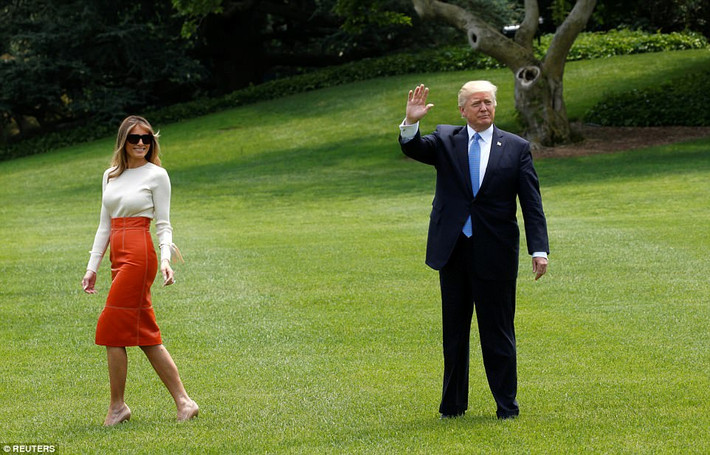 Nhà lãnh đạo Mỹ và phu nhân chuẩn bị lên chiếc chuyên cơ Marine One ở khu vực Bãi cỏ phía Nam của Nhà Trắng để tới căn cứ không quân Andrews, nơi đỗ chiếc chuyên cơ Không lực Một. Ảnh: DM.