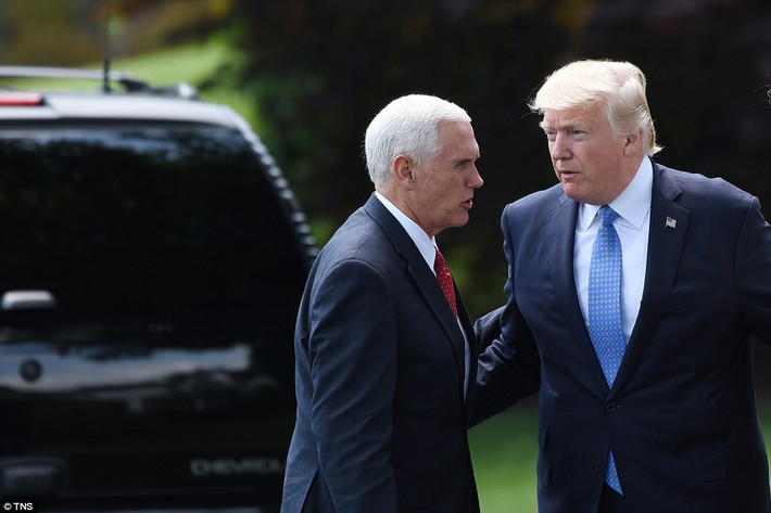 Ông Trump trao đổi với Phó Tổng thống Mike Pence trước chuyến công du. Ảnh: DM.