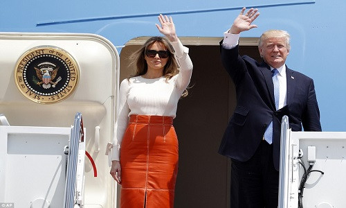 Tổng thống Donald Trump và Đệ nhất phu nhân Melania vẫy tay chào mọi người khi lên chiếc Không lực Một tại căn cứ không quân Andrews ở Maryland. Ảnh: DM.