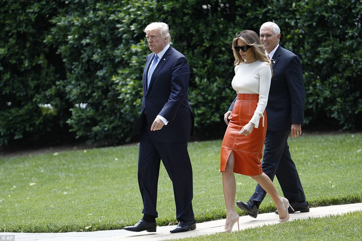 Phó Tổng thống Mỹ Mike Pence tiễn ông chủ Nhà Trắng và bà Melania lên đường đi công du nước ngoài hôm 19/5. Ảnh: DM.