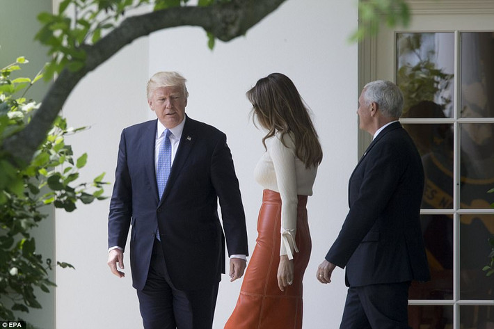 Hình ảnh Tổng thống Trump và phu nhân rời Nhà Trắng. Ảnh: DM.