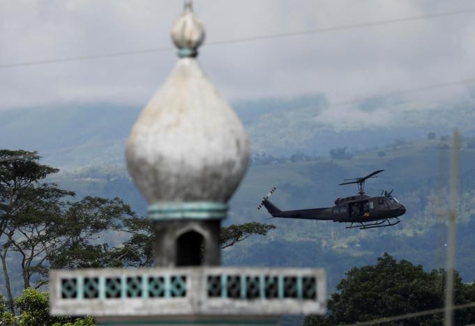 Trực thăng quân sự bay qua một Nhà thờ Hồi giáo ở Marawi hôm 28/5. Ảnh: Reuters.