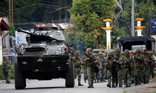Reuters đưa tin, ngày 28/5, quân đội Philippines đã triển khai thêm binh sĩ tới Marawi và tiến hành nhiều đợt không kích nhằm tiêu diệt các phần tử khủng bố trong thành phố này. Ảnh: Reuters.