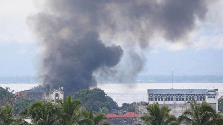 Giao tranh ác liệt diễn ra tại một khu dân cư ở thành phố Marawi hôm nay (28/5). Ảnh: Reuters.