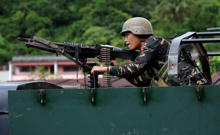 Một binh sĩ Philippines trên xe chiến đấu bọc thép ở thành phố Marawi ngày 28/5. Ảnh: Reuters.