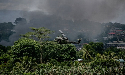 Trực thăng Philippines không kích các phần tử khủng bố ở Marawi hôm 28/5. Ảnh: ABS CBN News.
