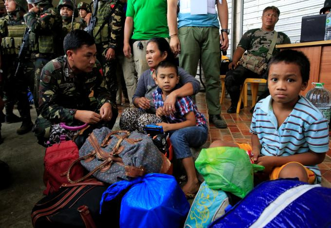 Một binh sĩ Philippines trò chuyện với những người dân vừa được giải cứu ở Marawi.