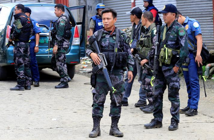 Giao tranh tiếp diễn tại thành phố miền nam Philippines này khi các tay súng khủng bố thân IS đã đánh cắp vũ khí, đạn dược và giải thoát cho một số tù binh bị giam giữ. Ảnh: Cảnh sát Philippines đứng gác tại một con đường chính ở làng Sarimanok, thành phố Marawi, ngày 31/5.