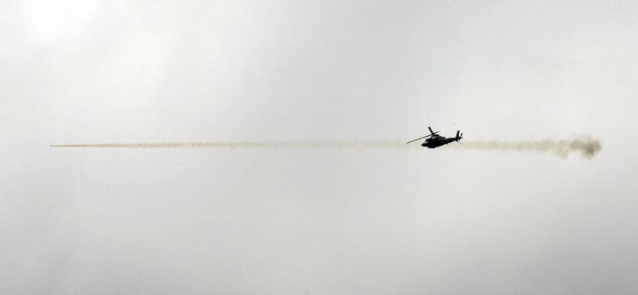 Trực thăng tấn công của Không quân Philippines nã rocket vào căn cứ của nhóm khủng bố ở Marawi hôm 31/5.