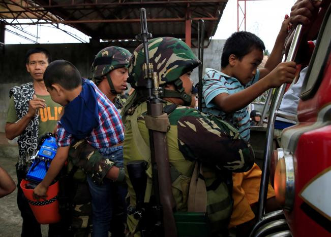 Trong diễn biến liên quan, Tổng thống Philippines Rodrigo Duterte ngày 31/5 khẳng định rằng ông sẽ không đàm phán với nhóm phiến quân đang chiếm đóng một phần thành phố Marawi.