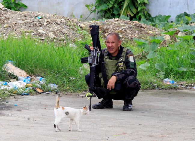 Một binh sĩ Philippines ngồi nghỉ ở làng Sarimanok, thành phố Marawi, hôm 31/5. (Nguồn ảnh: Reuters)