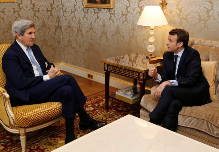 Ông Macron (phải) trao đổi với cựu Ngoại trưởng Mỹ John Kerry tại thủ đô Paris ngày 3/3/2017.
