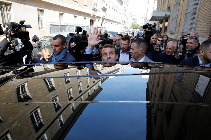 Ông Emmanuel Macron vẫy chào mọi người bên ngoài nhà ở thủ đô Paris ngày 24/4.