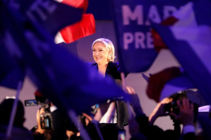 Ứng viên Le Pen rạng rỡ ở Henin-Beaumont, Pháp, ngày 23/4.