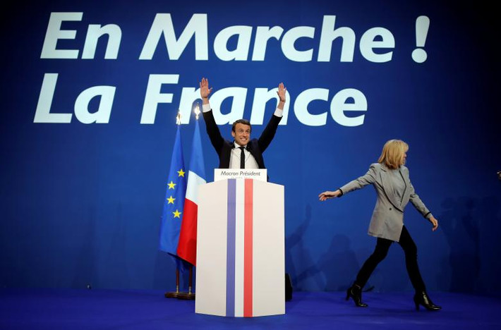 Ông Emmanuel Macron vẫy chào người ủng hộ sau khi giành chiến thắng trong vòng 1 bầu cử Tổng thống Pháp hôm 23/4.