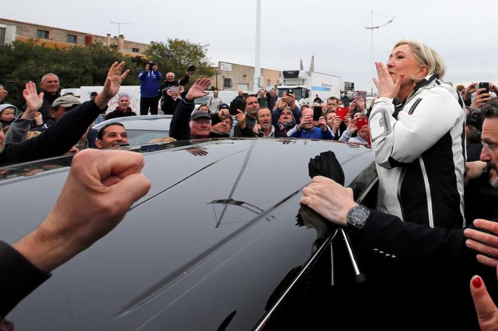 Ứng viên Tổng thống Pháp Le Pen chào người ủng hộ khi chuẩn bị rời khỏi sau cuộc vận động ở Grau-du-Roi, Pháp, ngày 27/4.
