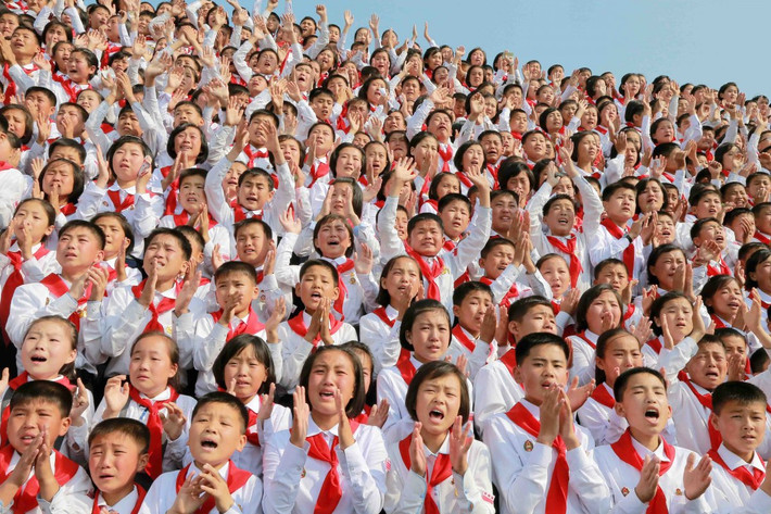 Các em thiếu nhi xúc động bật khóc khi gặp nhà lãnh đạo Triều Tiên Kim Jong-un trong một sự kiện kỷ niệm 70 năm ngày thành lập Liên đoàn thiếu nhi Triều Tiên hồi tháng 6/2016. Ảnh: BI.