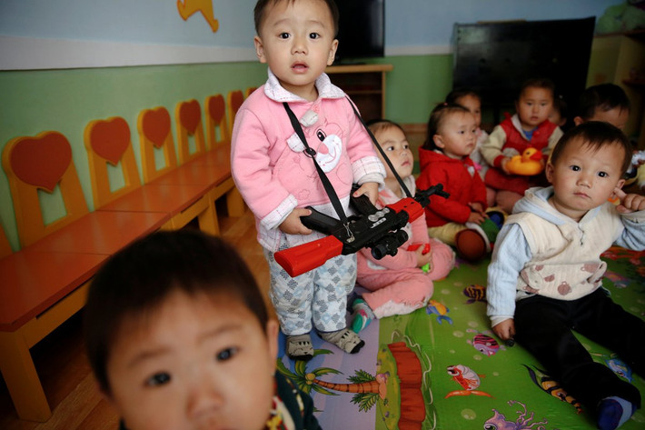 Gương mặt ngây thơ của những em nhỏ trong nhà trẻ. Ảnh: BI.