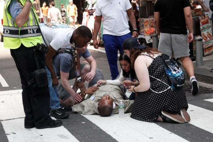 Một người đàn ông bị thương nằm trên đường trong vụ tai nạn kinh hoàng ở New York vừa qua. Ảnh: Reuters.
