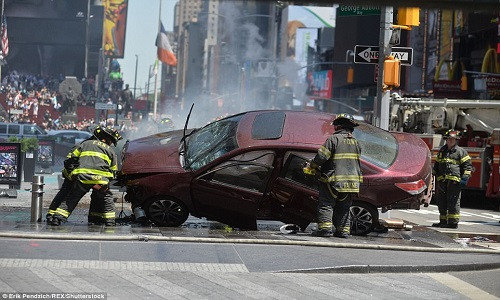 Chiếc “xe điên” hư hại nặng sau khi gây tai nạn. Ảnh: Daily Mail.
