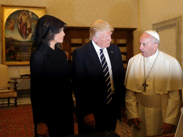 Tổng thống Trump và Đệ nhất phu nhân Melania trao đổi với Giáo hoàng Francis.