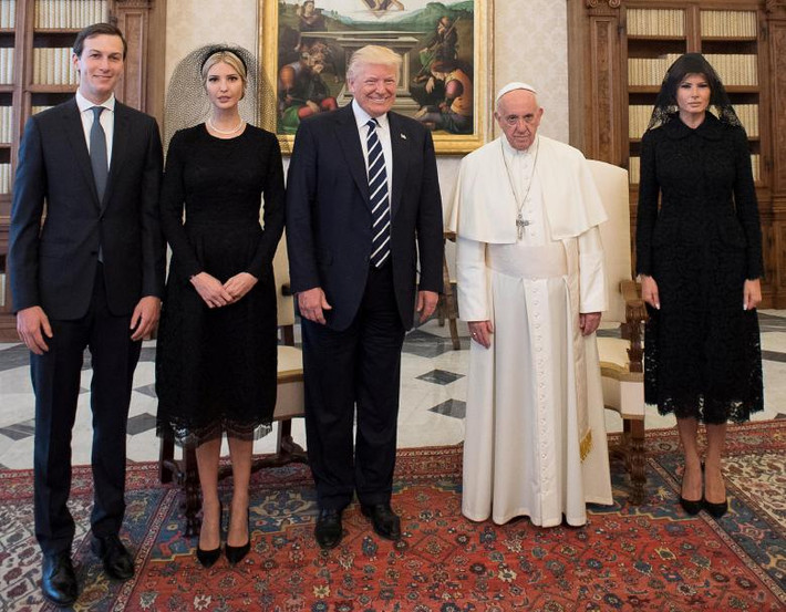 Tổng thống Mỹ Donald Trump đã gặp Giáo hoàng Francis ở Vatican hôm 24/5. Từ trái sang phải: Con rể của ông Trump, Jared Kushner; con gái của ông Trump, Ivanka; Tổng thống Trump; Giáo hoàng Francis và Đệ nhất Phu nhân Melania.