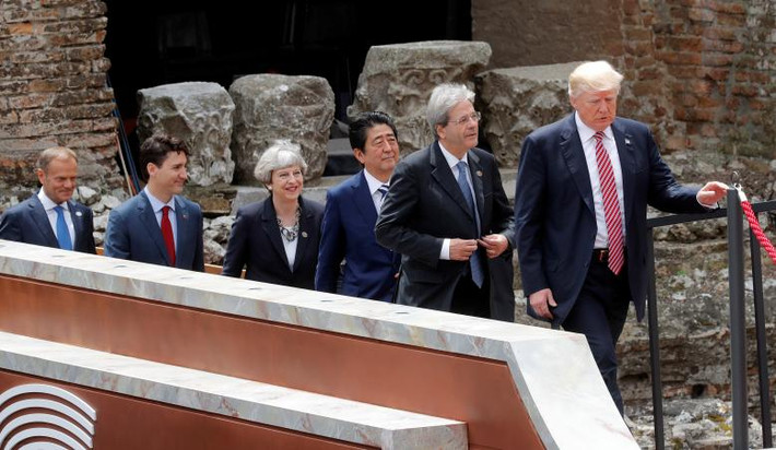 Từ phải sang trái: Tổng thống Mỹ Donald Trump, Thủ tướng Italy Paolo Gentiloni, Thủ tướng Nhật Bản Shinzo Abe, Thủ tướng Anh Theresa May, Thủ tướng Canada Justin Trudeau và Chủ tịch Hội đồng Châu Âu Donald Tusk tại Taormina, Sicily.