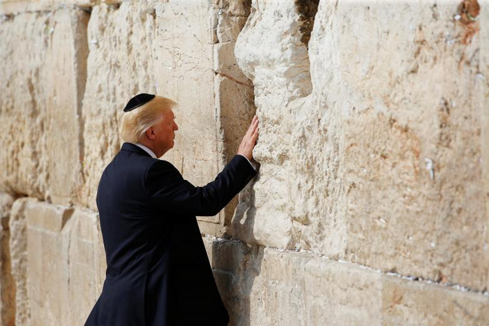 Ngày 22/5, Tổng thống Mỹ Donald Trump đã ghé thăm Bức tường Than khóc, địa điểm được cho là linh thiêng nhất của người Do Thái trên thế giới.