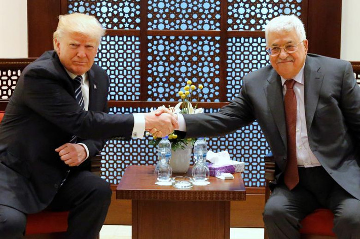 Tổng thống Mỹ Donald Trump bắt tay Tổng thống Palestine Mahmoud Abbas trước khi bắt đầu cuộc gặp tại Dinh Tổng thống ở thành phố Bethlehem.