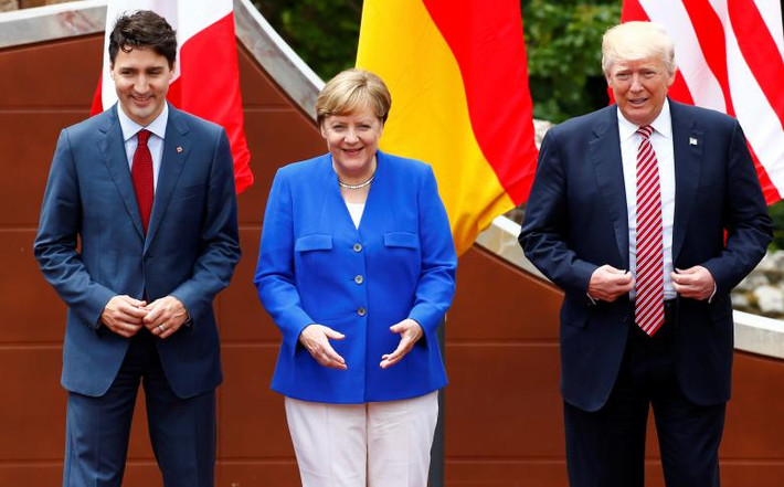 Được biết, đây là lần đầu tiên ông Trump tham dự Hội nghị thượng đỉnh G7 trên cương vị Tổng thống Mỹ. Trong ảnh là Tổng thống Trump (ngoài cùng bên phải), Thủ tướng Đức Angela Merkel (giữa) và Thủ tướng Canada Justin Trudeau.
