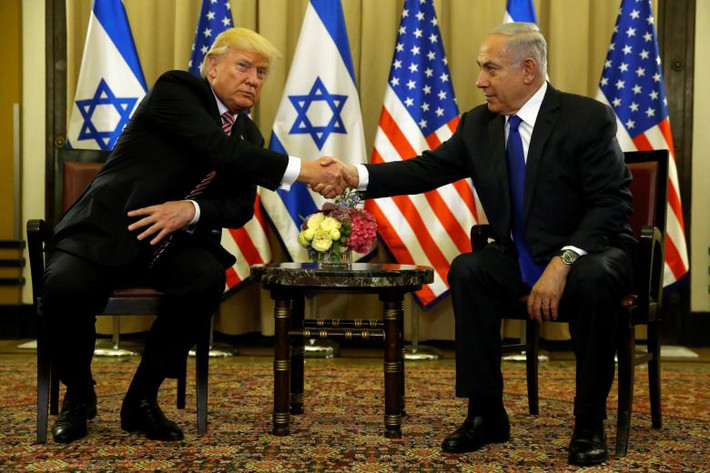Nhà lãnh đạo Mỹ bắt tay Thủ tướng Israel Benjamin Netanyahu trước khi bắt đầu cuộc gặp tại Khách sạn Kin David ở Israel.