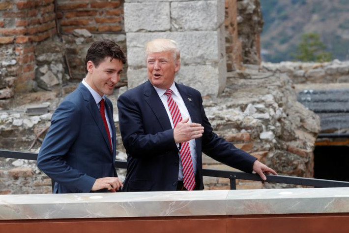 Tổng thống Trump trao đổi với Thủ tướng Canada Justin Trudeau.