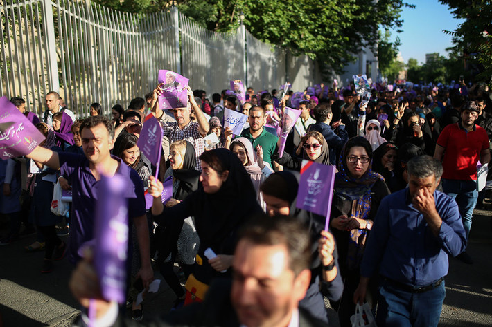 Những người ủng hộ đương kim Tổng thống Iran Hassan Rouhani tuần hành trên đường phố Tehran. Ảnh: AJ.