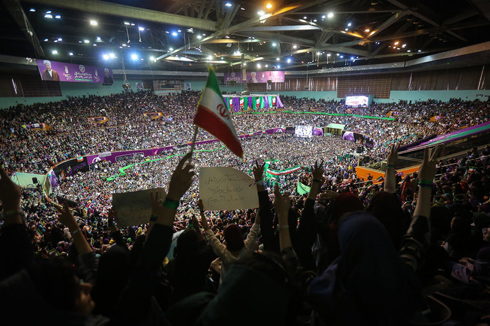 Đông đảo người ủng hộ Tổng thống Rouhani tập trung tại sân vận động Azadi ở thủ đô Tehran. Ảnh: AJ.