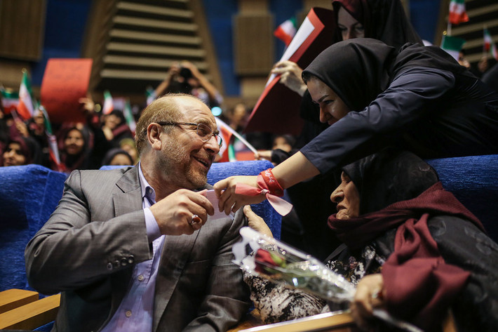 Ứng viên Mohammad Bagher Ghalibaf trò chuyện với những người ủng hộ trong chiến dịch tranh cử tổng thống trước đó. Ảnh: AJ.