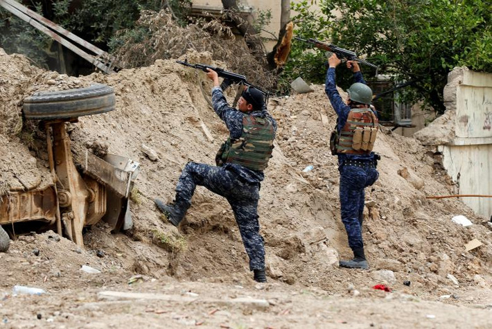 Hai cảnh sát liên bang Iraq nã đạn về phía phiến quân IS ở Tây Mosul.