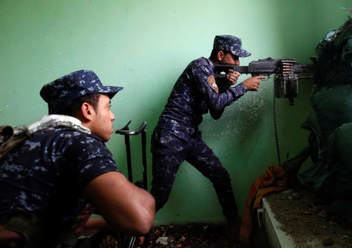 Cảnh sát liên bang Iraq ngắm bắn các tay súng IS ở phía tây thành phố Mosul, Iraq.