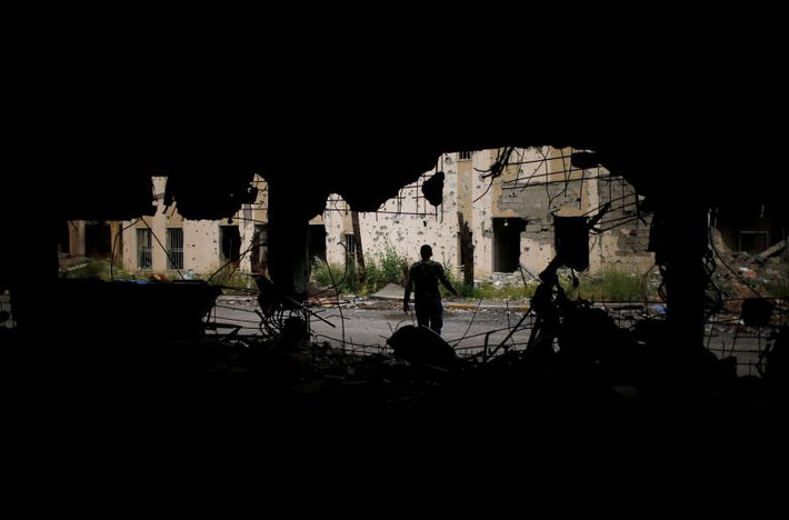 Một cảnh sát Iraq đi qua bệnh viện Al-Salam đã bị phá hủy trong các cuộc giao tranh ở phía đông thành phố Mosul.