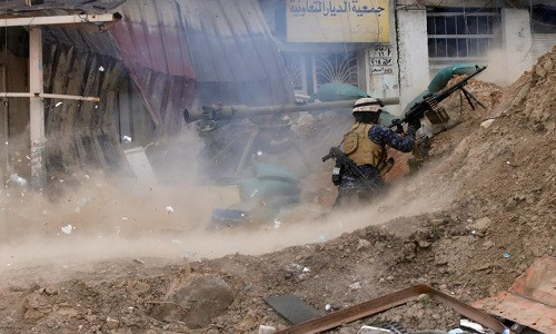 Các thành viên của lực lượng cảnh sát liên bang Iraq trong cuộc giao tranh ác liệt với phiến quân IS ở khu vực Tây Mosul.