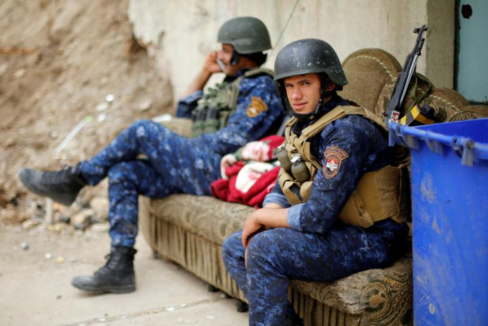 Các thành viên của cảnh sát liên bang Iraq tranh thủ nghỉ ngơi trong cuộc chiến chống IS ở Tây Mosul. Chiến dịch giải phóng Tây Mosul được phát động hồi tháng 2/2017 và vẫn đang diễn ra ác liệt. (Nguồn ảnh: Reuters).