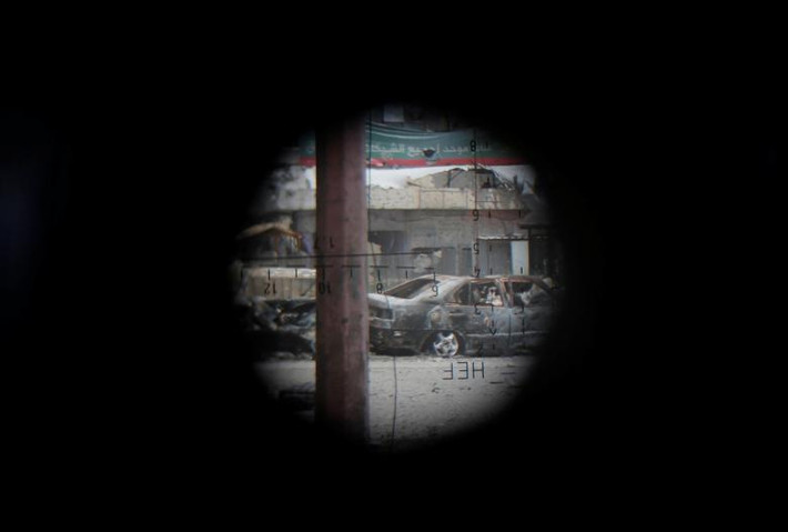 Lực lượng cảnh sát liên bang Iraq sử dụng ống kính ngắm trong cuộc giao tranh với IS ở Mosul.