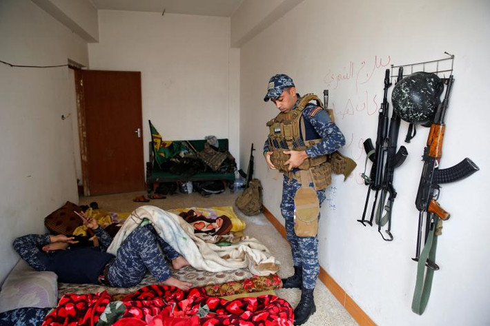 Chỗ ở tạm thời của một số cảnh sát Iraq trong cuộc chiến ở Mosul.