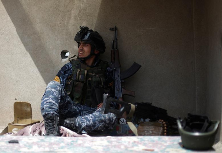 Một cảnh sát Iraq tranh thủ nghỉ lấy sức trên chiến trường ở Tây Mosul.