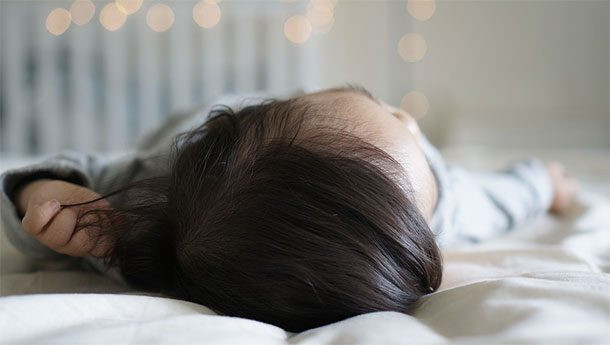 Hồi tháng 5/2015, một bé sơ sinh ở Trung Quốc đã sống sót kỳ diệu dù bị chôn sống tại nghĩa trang trong suốt 8 ngày. Ảnh: List25.