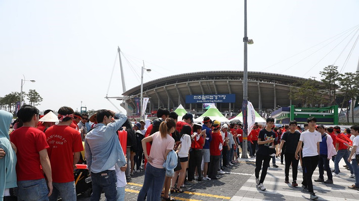Các cổ động viên Việt Nam xếp hàng vào sân Jeonju World Cup. (Nguồn: Getty Images)