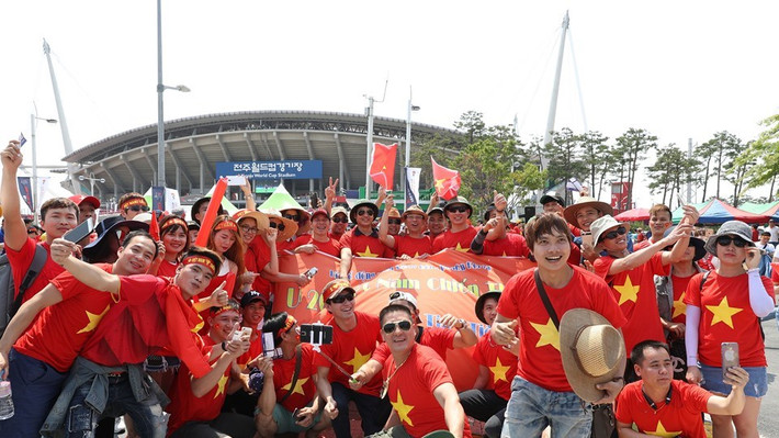 Các cổ động viên Việt Nam bên ngoài sân Jeonju World Cup.(Nguồn: Getty Images)