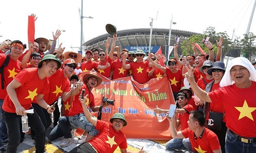 Các cổ động viên Việt Nam bên ngoài sân Jeonju World Cup. Các cổ động viên Việt Nam đang khiến cho trận đấu giữa U20 Việt Nam và U20 Honduras trên sân Jeonju World Cup ở lượt cuối bảng E World Cup 2017 trở nên nóng hơn bao giờ hết. (Nguồn: Getty Images)